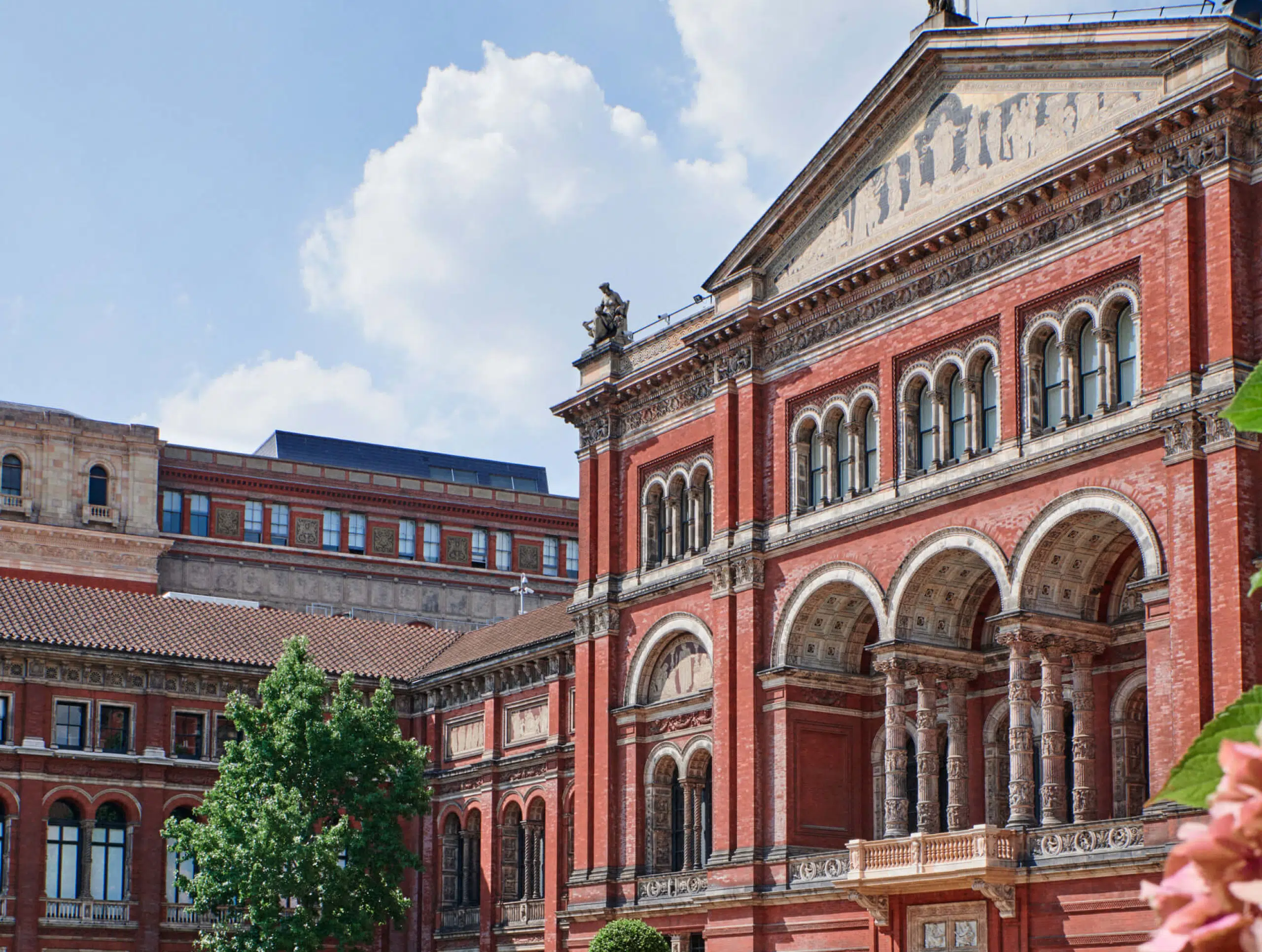 THE VICTORIA AND ALBERT MUSEUM (V&A Museum): V&A MEMBERSHIP